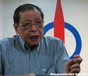 DAP Lim Kit Siang-urination