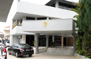 protest at sri lankan embassy 02