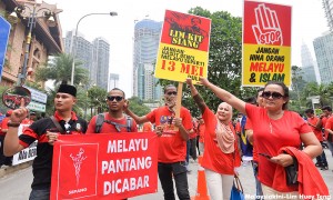 Najibdefendsredsbardismayed3