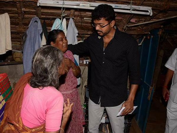vijay-visits-his-fan-house