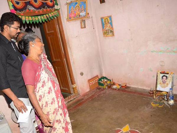 vijay-visits-his-fan-house1